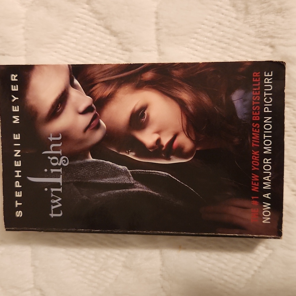 Twilight by Stephenie Meyer - Paperback Book - Black & Brown Cover